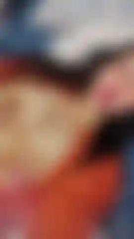 " Com peitos enormes em plena exibição.