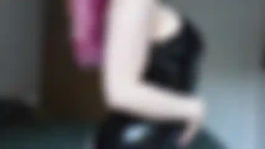 Dedilhando, me masturbando em meu látex.