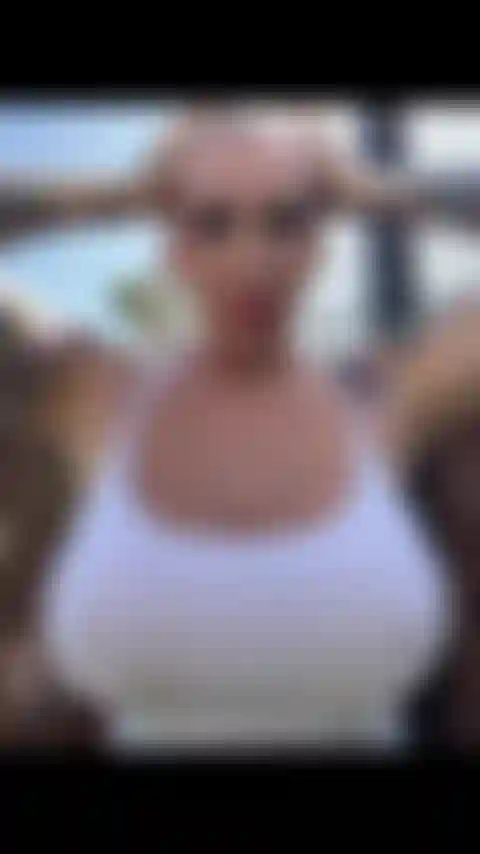 Novo vídeo completo e exclusivo de hoje com camiseta branca molhada, masturbação lá fora, no meu jardim.