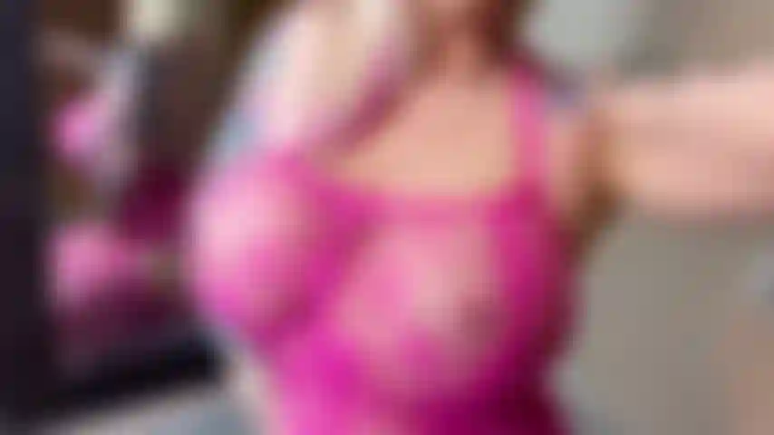 Masturbação forte/quente e bem molhada com dedos e brinquedos no chão.