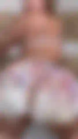 Big ass covered in birthday cake icing bouncing and clapping.