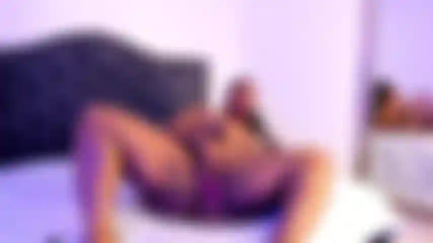 Sendo safada!! Fodendo meus buracos!