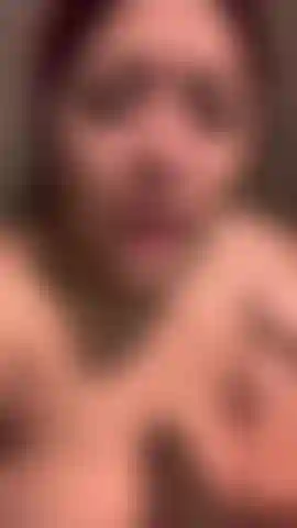 Chupo seu pau no chuveiro.