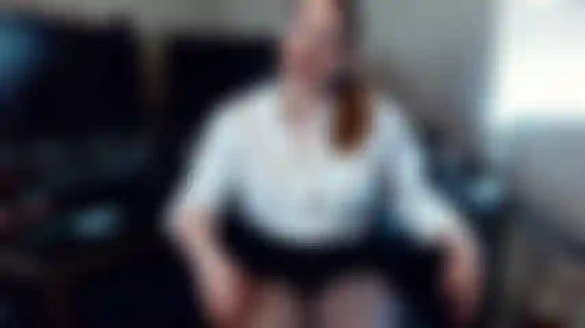 Colega de trabalho gostosa de meia-calça se masturbando com você.