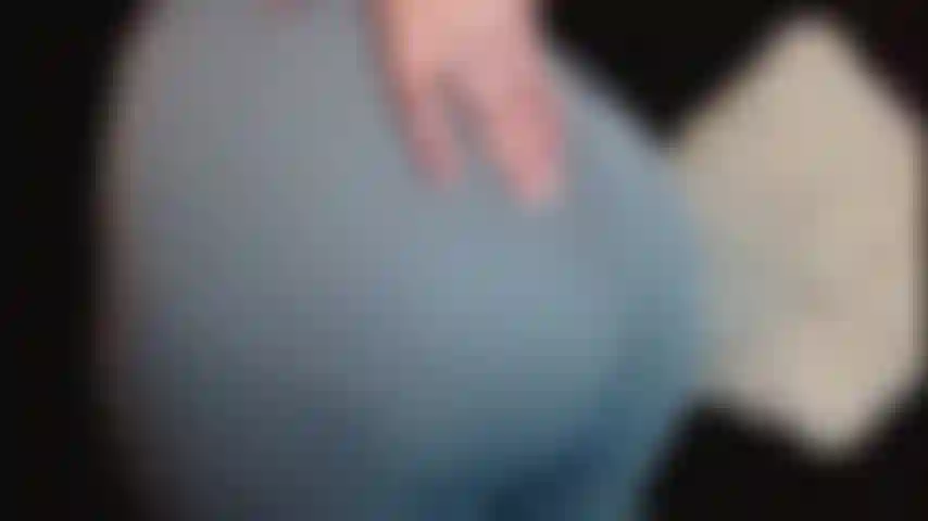 Gozando em calças de ioga.