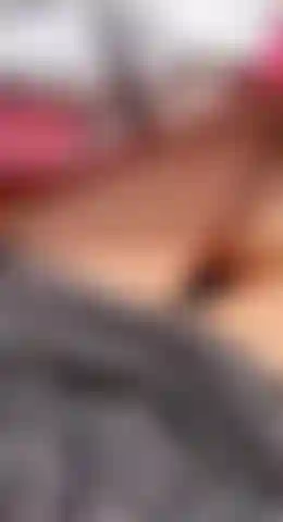 Exibe masturbação de buceta fora do acampamento.