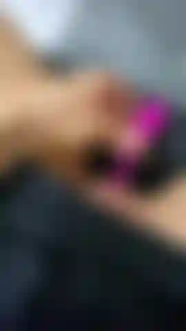 Lamba minha bucetinha que está pingando de uma umidade branca e cremosa.