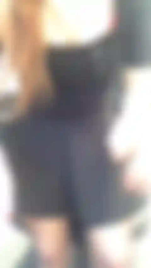 Submissa ou adepta da meia-calça de náilon. Você vai adorar. Dona do escritório, mostro minha bunda e meus pés de meia-calça e depois de tanga enquanto te chamo de puta.