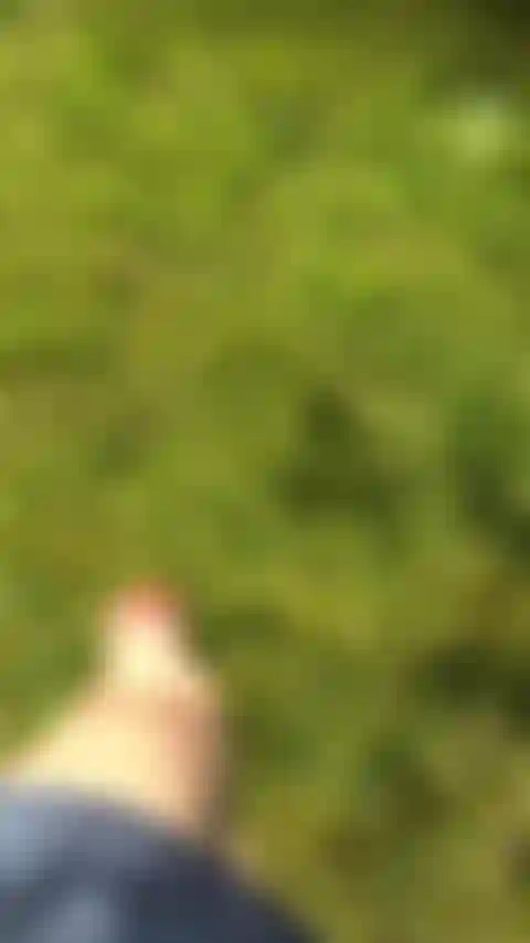 Ando descalça na grama, um deleite para os fetichistas de pés.