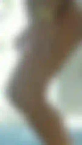 Exponho em uma cabana de praia (porta aberta claro).