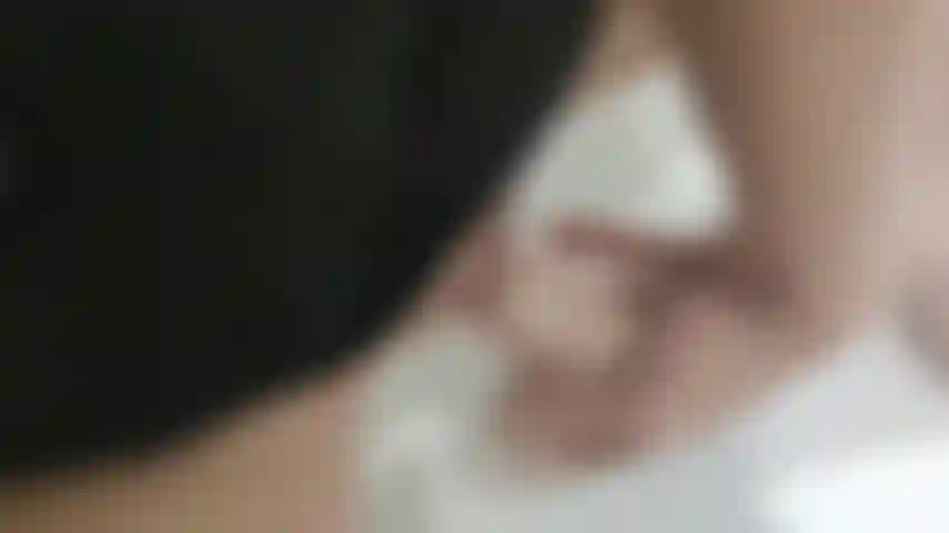 Eu esguicho enquanto massageio minha buceta.