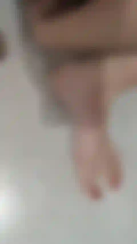 Inserção de meia-calça na minha bucetinha encharcada.