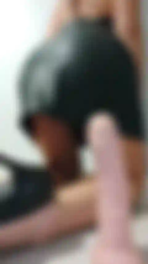 Fã de couro e brinquedos sexuais gigantes, você vai adorar. Saia de couro eu fodo minha buceta com um vibrador gigante. Close-up de buceta e ânus.