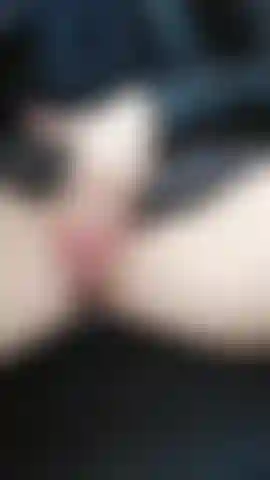 Exibe: eu me masturbo e dedo minha buceta no carro ao ver os motoristas excitantes demais humm.