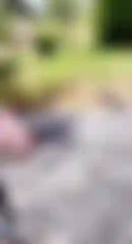 Exponho a bucetinha nua lá fora no acampamento eu adoro.