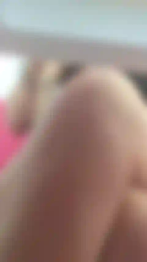 Bucetinha nua debaixo da mesa hummm jadore exhib.