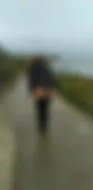 Dehors/exibe nádegas de lingerie de inverno e bunda nua não muito longe do guia de blocos normandos.