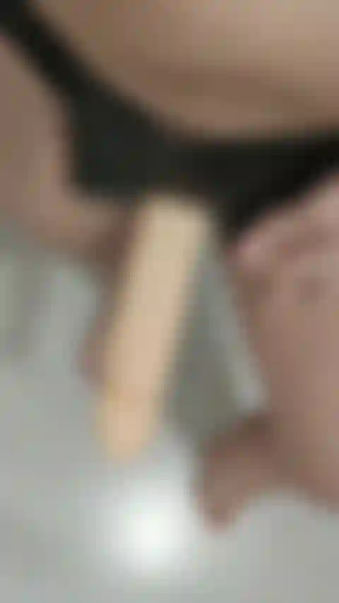 Um strapon submisso com comandos de voz.