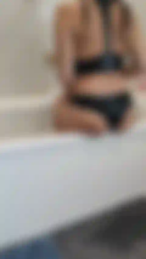 Vídeo de fetiche por couro tomo banho com um vestido de couro látex.