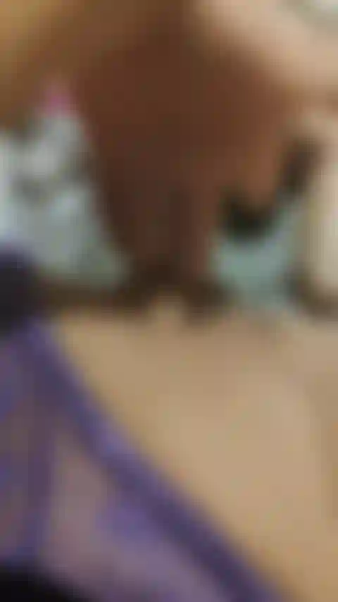 Eu toco minha buceta e me punho com todos os meus dedos.