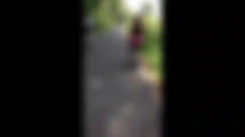 Exponho de bicicleta. Andar de bicicleta de tanga, topless e me acariciar no meio da estrada humm emocionante demais.