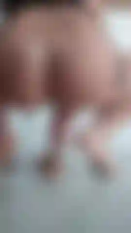 Me fodo com meu vibrador com ventosa. Foda-se minha bunda na primeira fila para fãs grandes.