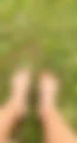 Descalça lá fora para fetiche por pés.