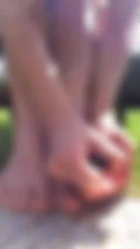 Aplicando verniz nos pés na frente da câmera, ideal para pés descalços e unhas envernizadas.