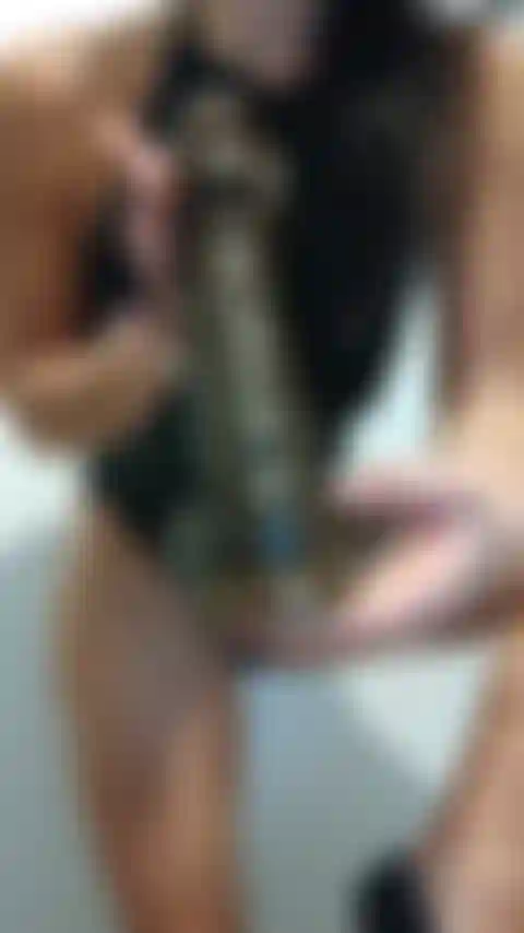 Pau/buceta negra fodida com um enorme vibrador preto. Adorei esse pau preto enorme.