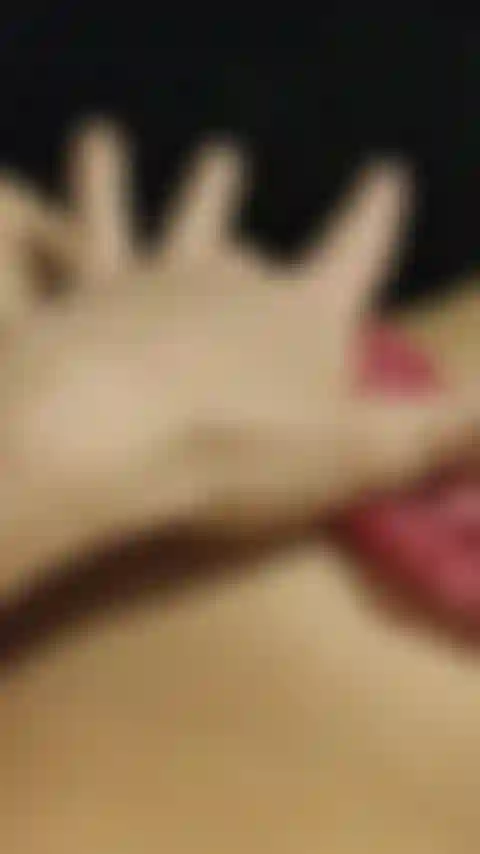 Masturbação de calcinha molhada.