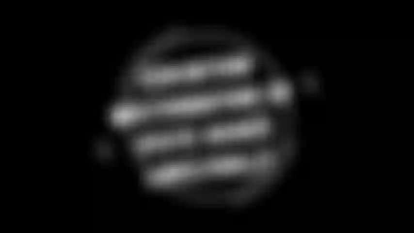 Me exibindo por fora. Consolo minha bucetinha com uma garrafa de perrier não muito longe do guia de nossa visita guiada às ruínas romanas.