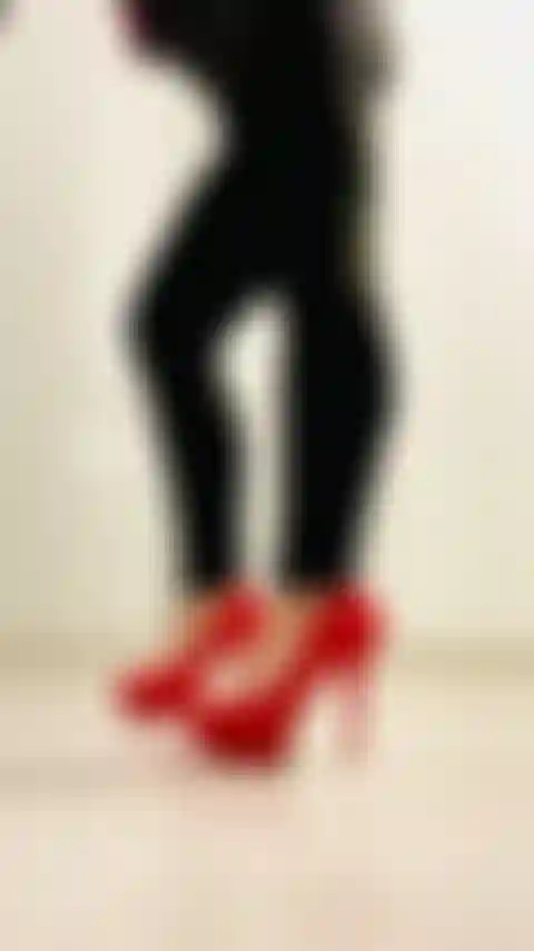 Domina salto para putinha submissa.