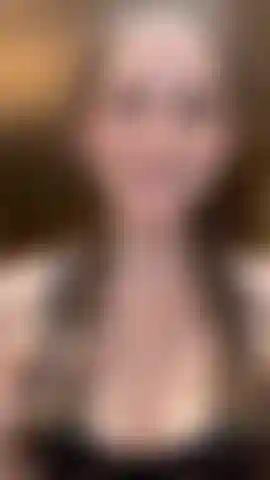 De topless, com soluços reais e tranças francesas, fazendo minha maquiagem.