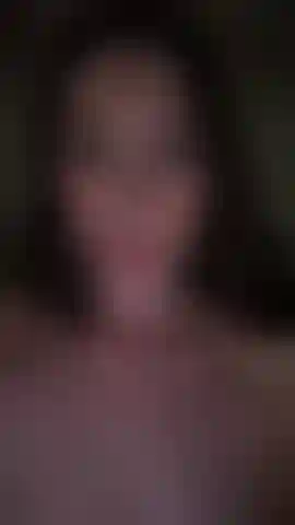 Seios leitosos de leite borrifando leite materno.