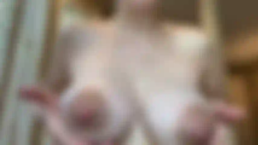 Seios ingurgitados leitosos lubrificados e esguichando.