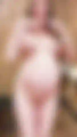 Grávida atrasada gozando no banho.