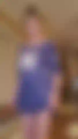 8 Grávida de meses, ficando nua para nadar nua.