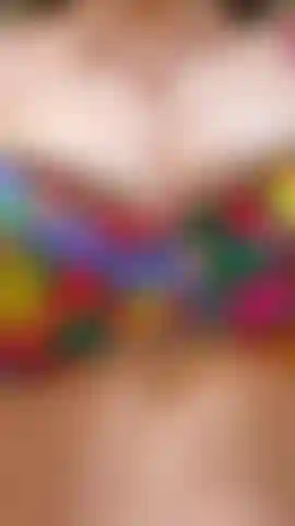 Peitos enormes enfiados em um biquíni minúsculo.