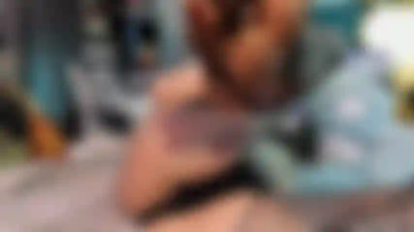 Gigante e brinca de pés.