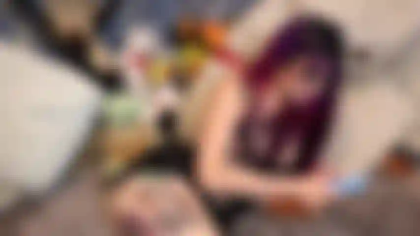 Você continua me implorando para deixar você adorar minha bunda, a amante está entediada, então ela finalmente permite.