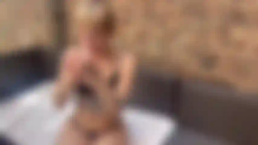 Uma pirralha de biquíni, fumando e ignorando você.