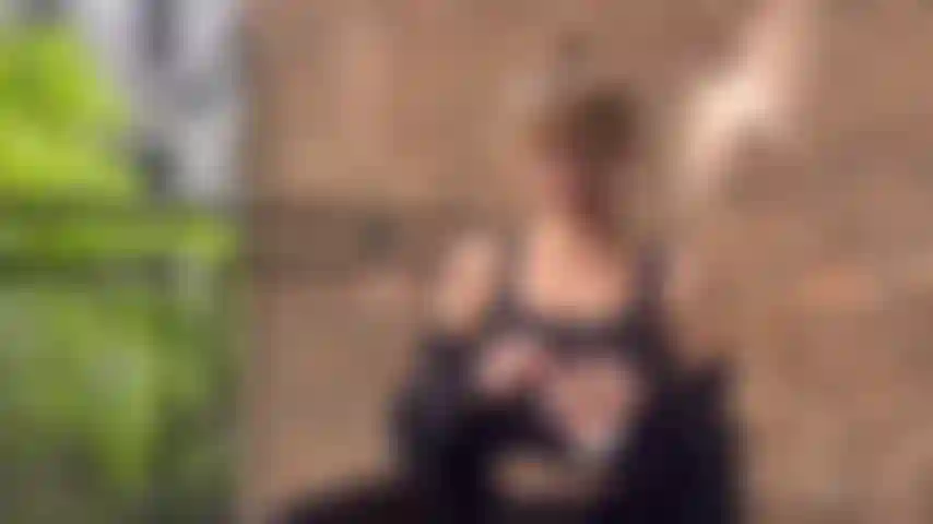 Fumando e humilhando você: ponto de vista de dominação feminina.