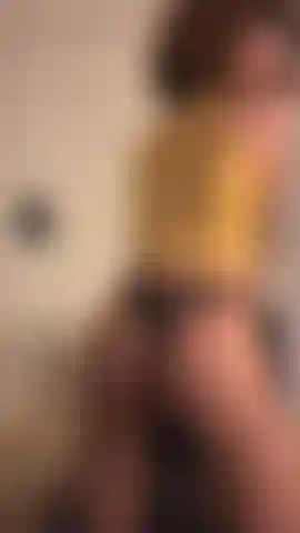 Uma dança solo provocante, sem nudez do início ao fim. De sentado a em pé, balançar os quadris é tudo o que precisa ser dito.