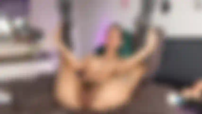 13. Abrindo e implorando por porra.