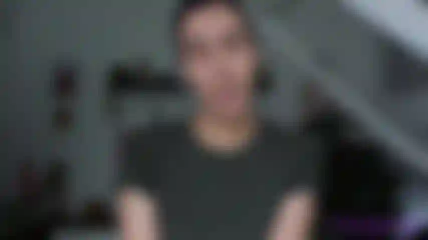 9. Peluda, com axilas suadas.