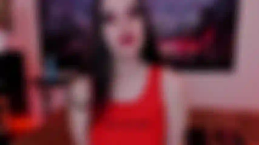 Cei com luvas de couro e batom vermelho.