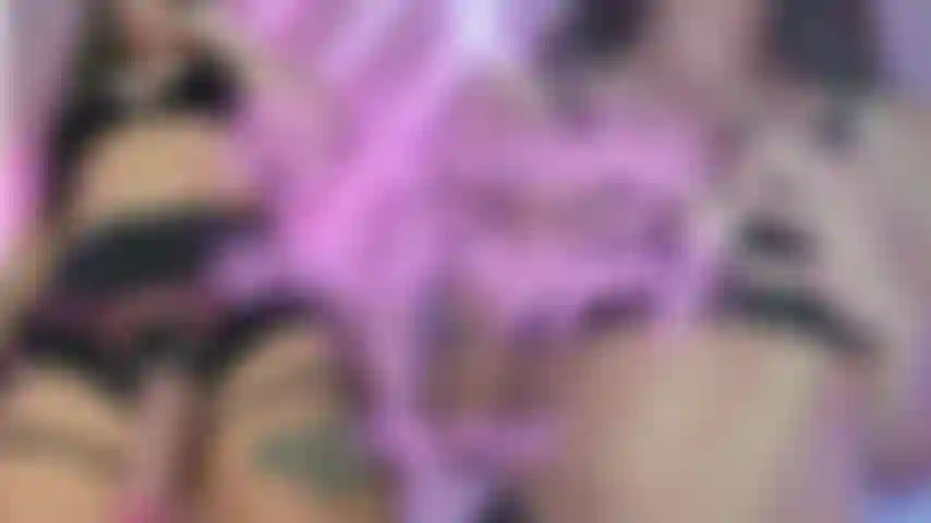 Adoração aos seios e pegging (show ao vivo).