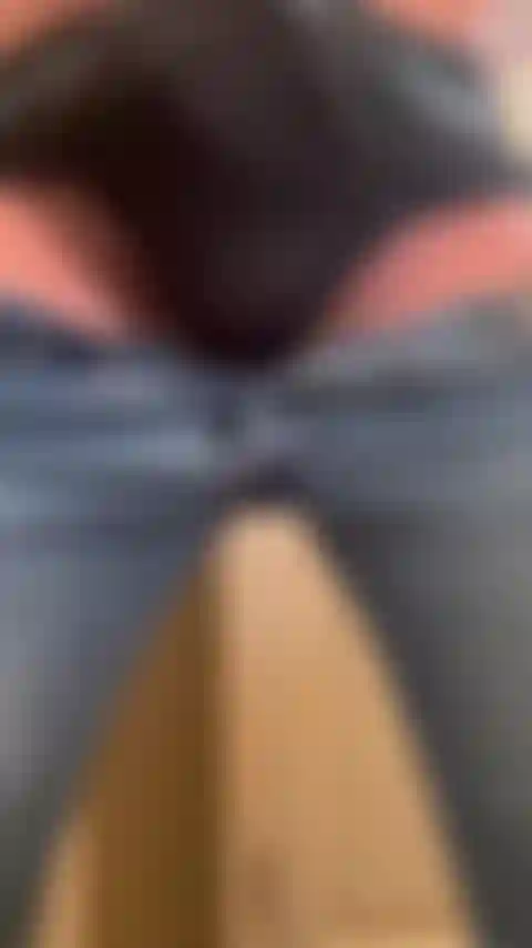 Me masturbando em meu jeans e gozando uma grande carga quente.