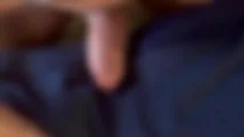 Não preciso de mãos gozando sobre minhas calças.