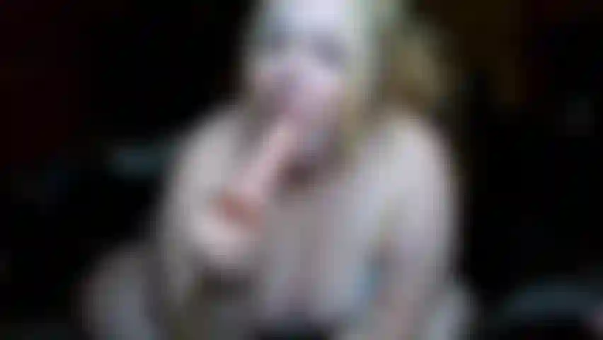 Long arrotando enquanto deepthroating dildo.